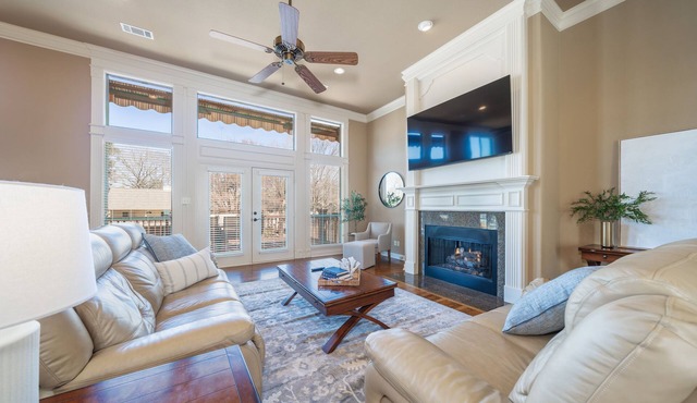 Beautiful Lake Front Home with Beautiful Views, a Private Dock and King Bed!