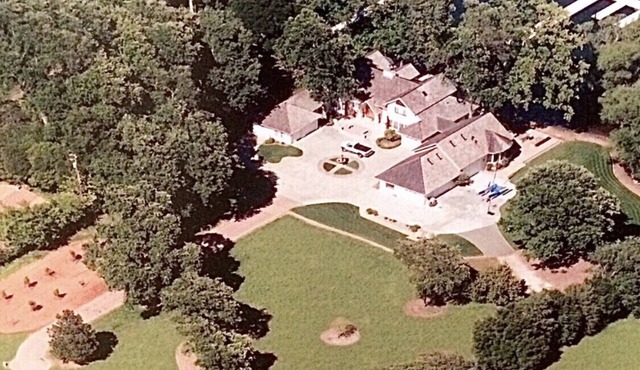 Beautiful Lake Front Home on 5 acres.multi family vacations