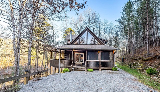 Beautiful Lake Front Log Cabin with Dock