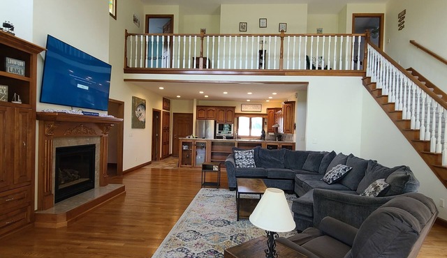Beautiful Lake Front house with lake access, fireplace, patio and grill. nn