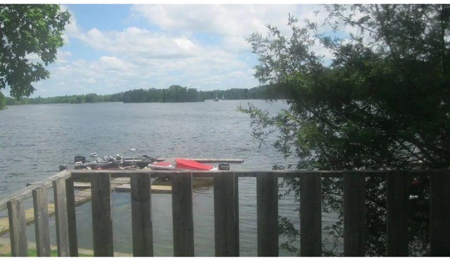 Beautiful Lake Front Cottage