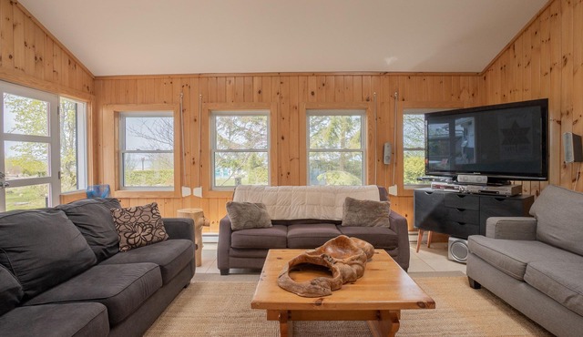 Beautiful Lake Front Cottage