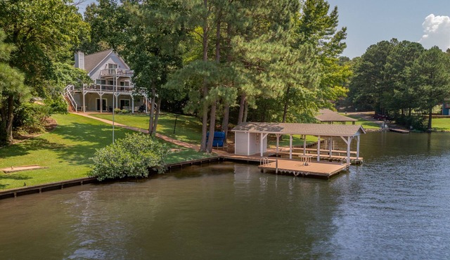 Beautiful Lake Front in Quiet Cove, Convenient to Boat Ramp, Dining & Shopping