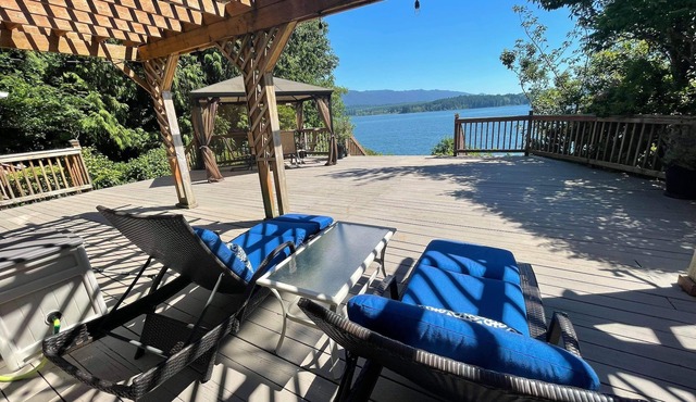 Beautiful Lake front Vacation Home Lake Quinault,WA