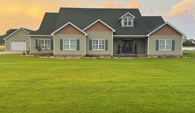 Beautiful Lake front house for a fabulous getaway for large family! Sleeps 8