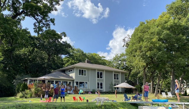 Beautiful, Lake Front Home-Take a Look! FREE kayaks to use.