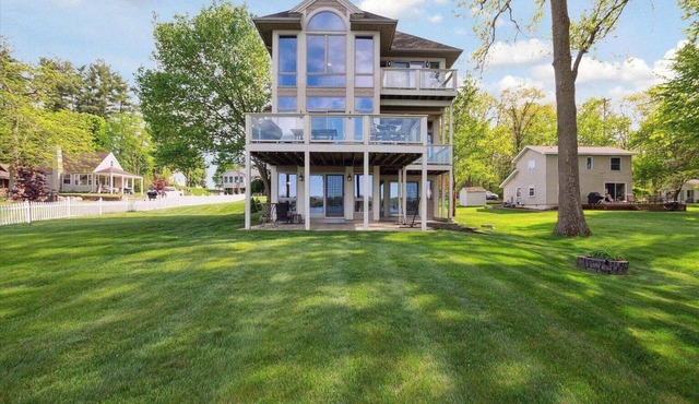 Beautiful Lake Front House on Clark Lake with a Large Yard! Sleeps 20+