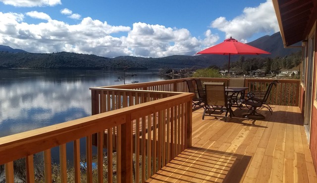 Beautiful Lake Front house with Spectacular view, new deck/private dock sleep 6