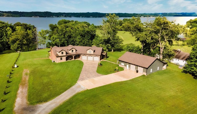 Beautiful Lake Front Estate w/Dock Sleeps 20+