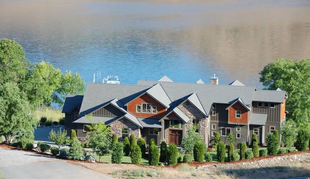 Beautiful Lake Front Vacation Home--Sleeps 11