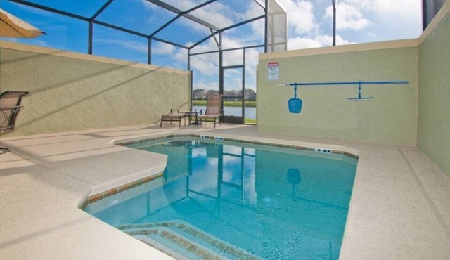 BEAUTIFUL LAKE FRONT TOWNHOME ONLY STEPS FROM THE CLUBHOUSE! HARRY POTTER AND BRAVE KIDS THEME ROOM!