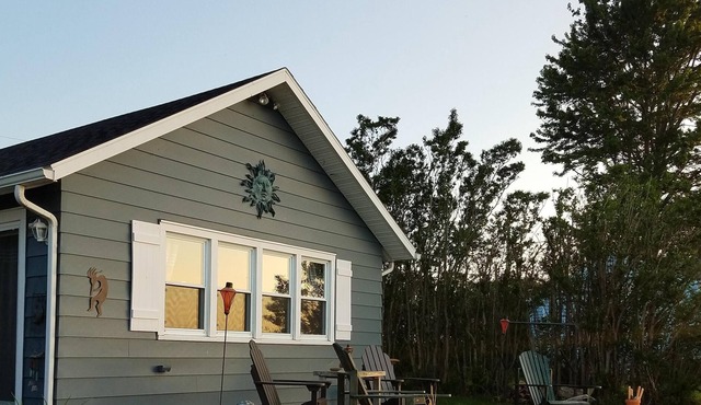 Beautiful Lake Front Cottage, 45 Min.To Niagara Falls Near Wineries, Breweries..