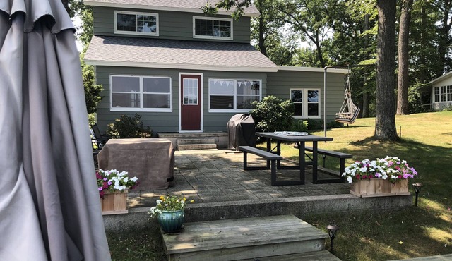 Beautiful lake front 4 Bedroom, Private Drive, Hill Top Views, Sandy swim area