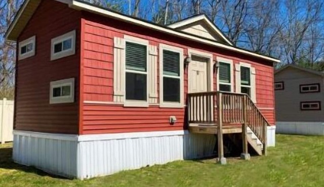 Beautiful Lake George Cottage