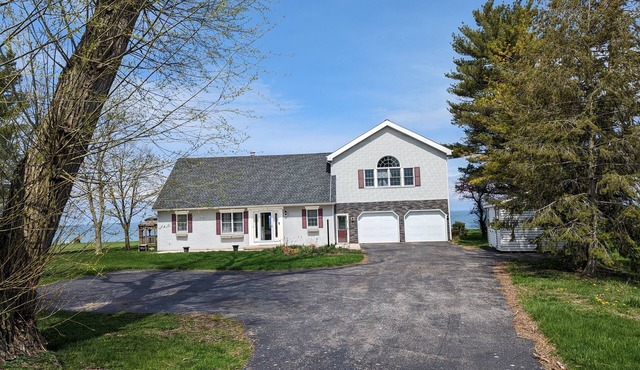 Beautiful lake getaway with pool