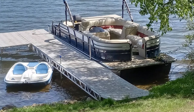 Beautiful lake getaway with CRUISE and FISH PONTOON RENTAL available!
