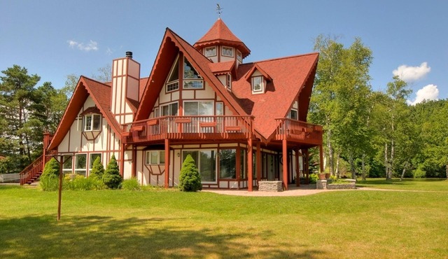 Beautiful Lake House On Large Private Peninsula
