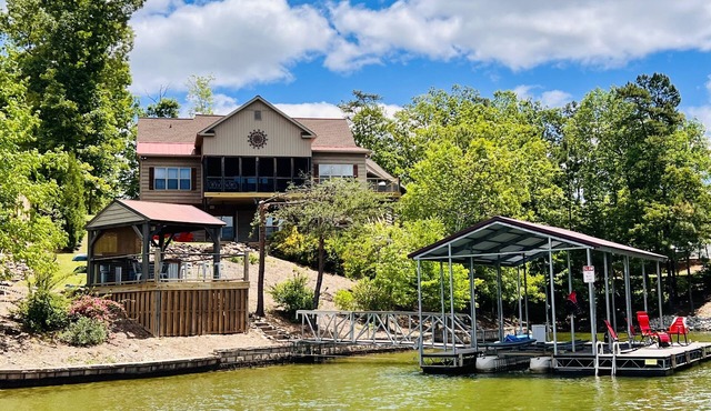 Beautiful Lake Home, Amazing Views, Full Kitchen/Bar on Lake Shore, Private Cove