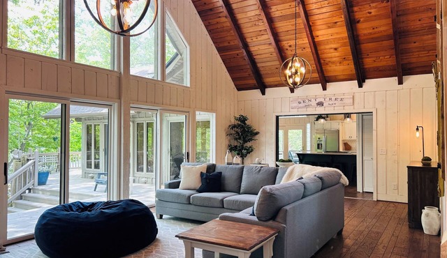 Beautiful Lake Home in N GA with 360 water views! Kayaks, Fishing, Golf