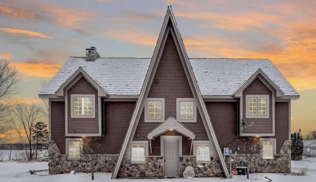 Beautiful Lake home w/hot tub, & 270 ft Lake Shore!