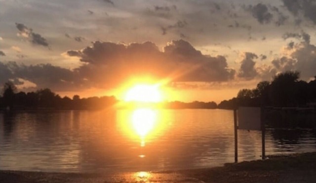 Beautiful Lake house with private sandy beach, kayaks, 5 beds, 5 bath and spa!