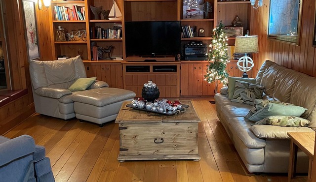 Beautiful Lake House, 6 BR, 5 BA, 3500 SF, private beach, wrap around porch.