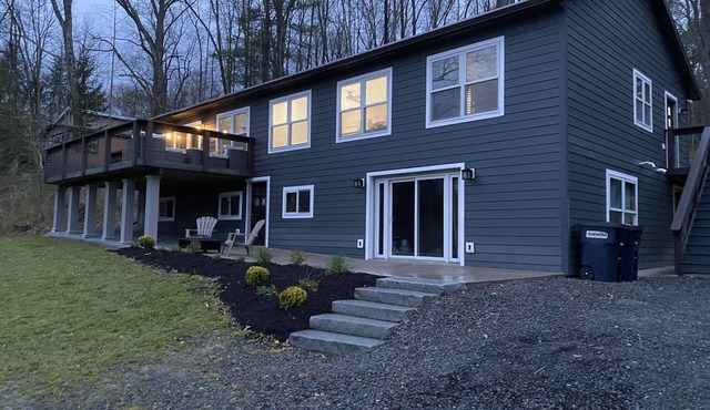 Beautiful Lake House in the middle of everything!