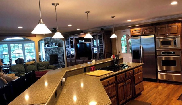 Beautiful Lake House Walking Distance to the Stadium.