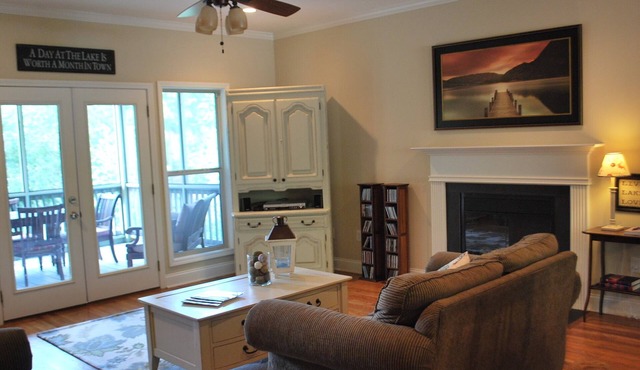 Beautiful Lake House With Pontoon Boat Available!