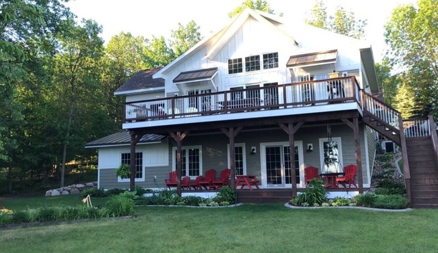 Beautiful lake house with pontoon INCLUDED!