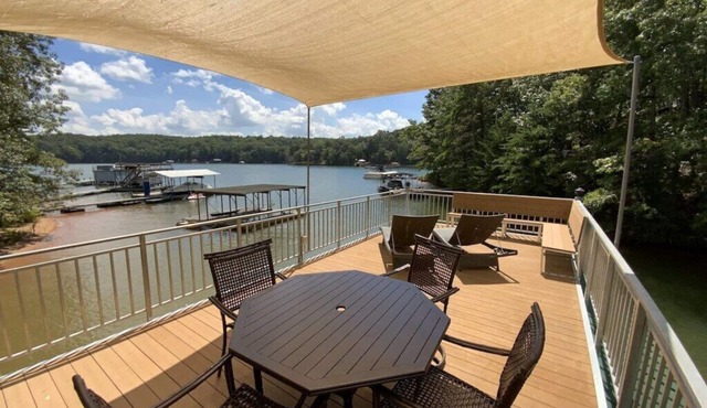 Beautiful Lake Lanier Home, 2 story dock, Paddle Boards, & Pedle Boat