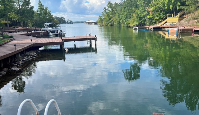 Beautiful Lake Martin vacation home with private dock, kayaks neighborhood pool!