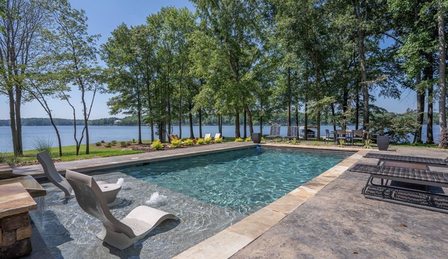 Beautiful Lake Oconee Lake Front Estate with Custom POOL AND HOT TUB