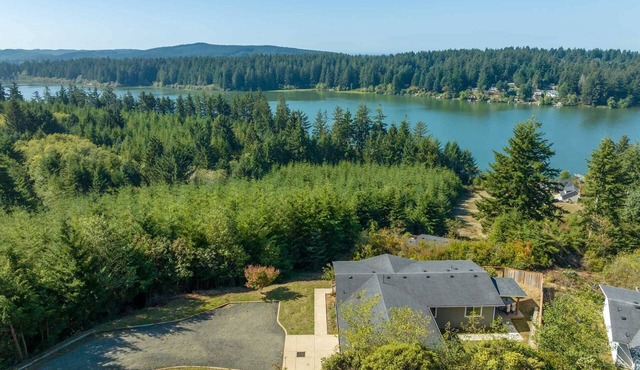 Beautiful Lake Retreat with amazing Views! Walk to Siltcoos Lake, Relaxing Deck w/BBQ, pet friendly