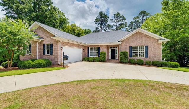 Beautiful Lake Sinclair Retreat w/Dock & Deck!
