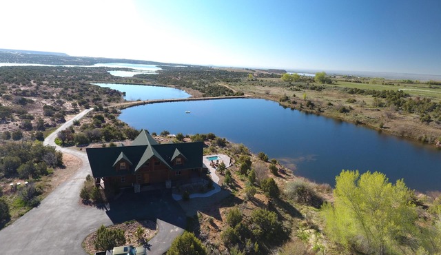 Beautiful Lake-side 5 Bedroom Lodge