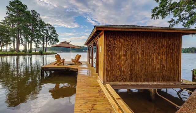 Beautiful Lake Sinclair Retreat w/Dock & Deck!