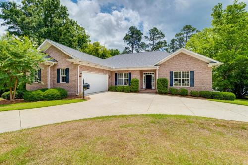 Beautiful Lake Sinclair Retreat w/Dock & Deck!