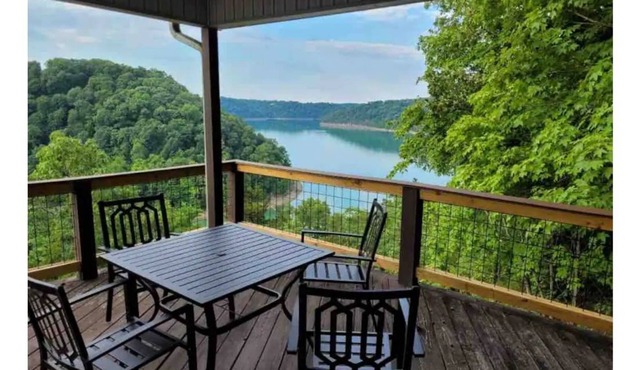Beautiful Lake Home at Lake Cumberland