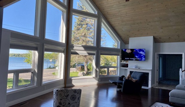 Beautiful lake view cottage ,Shallow Beach, Backyard privacy.Mid-Term