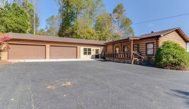 Beautiful Lake-view Cabin on Dale Hollow Lake, Sleeps 12, Marina 1/4 Mile