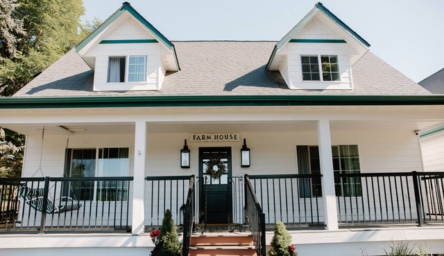 Beautiful Lake-View Home. Short walk to downtown.