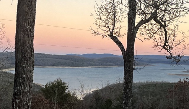 Beautiful lake view home on 10 quiet wooded acres, 5 min from Bull Shoals access