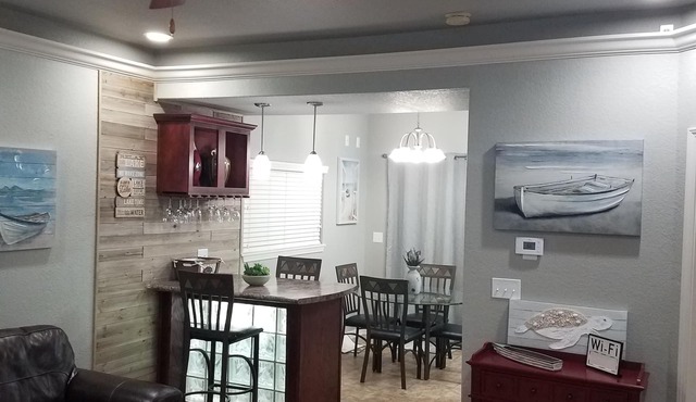 Beautiful Lake View Condo. Minutes to Racetrack
