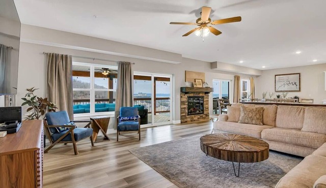 Beautiful Lake Views! Indoor/Outdoor Pools!
