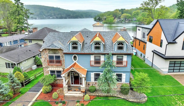Beautiful lake views in this 4-bedroom house in Sparta