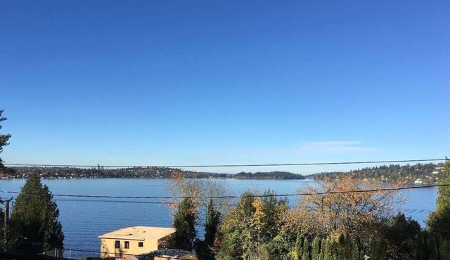 Beautiful Lake Washington View Unit w/ Free Parking