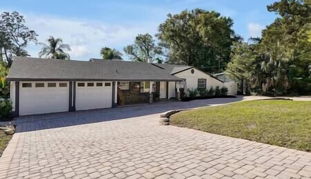 Beautiful Lakefront Gem ~ Pool ~ Fishing ~ 5 Star Location