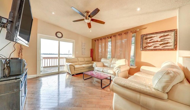 beautiful lakefront cottage with hotub