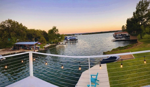 Beautiful lakefront 5 bedroom with Game room for all of the Family